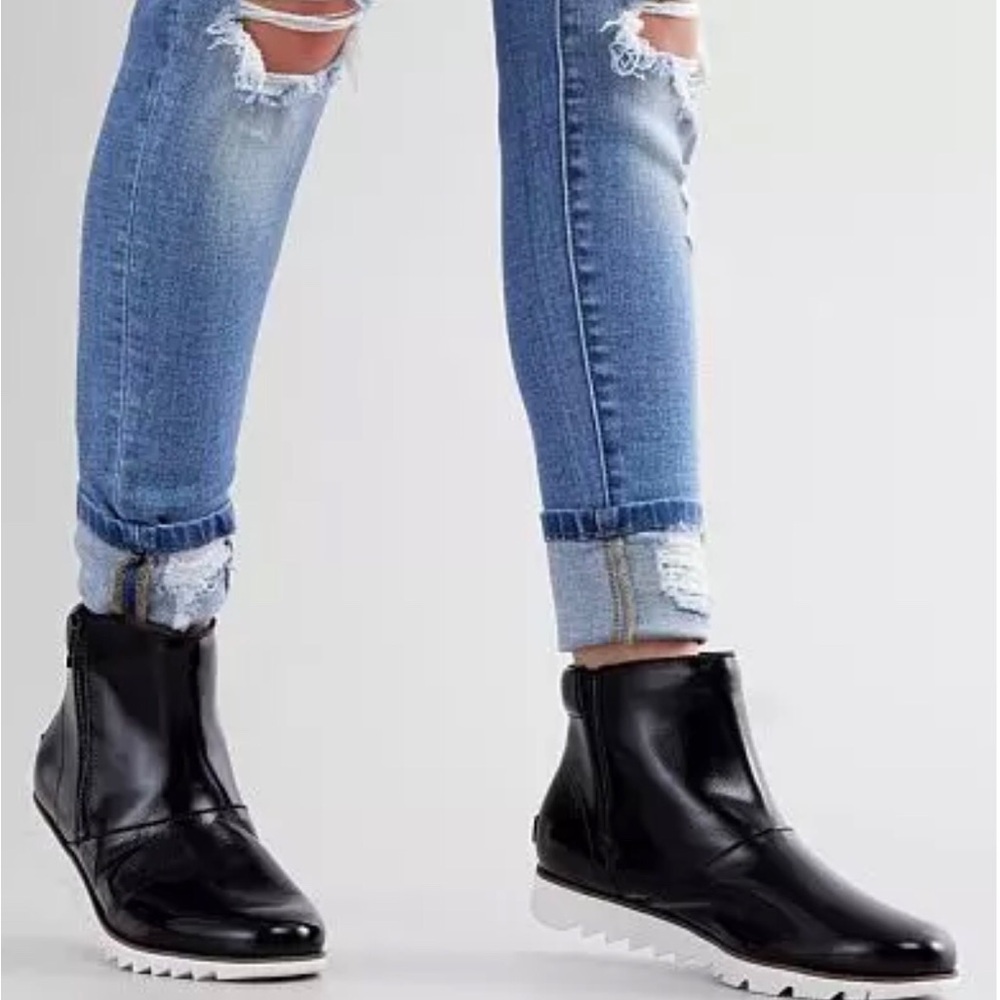 Like New: Sorel Harlow Boots Zip Waterproof Black Shiny Patent Ankle Booties 7.5